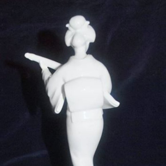 Noritake Antique Toki Kaisha Geisha with Umbrella Bone China Figurine - Picture 2 of 5